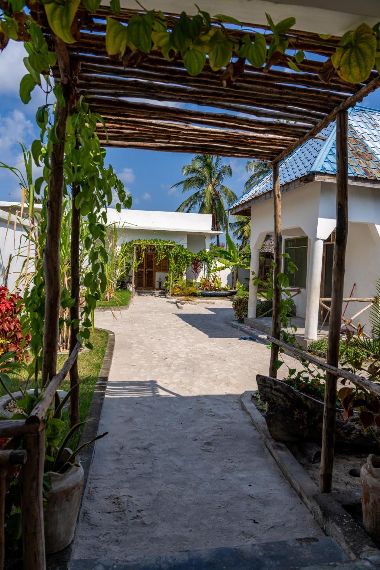 Mafia Island Bungalows Utende Экстерьер фото