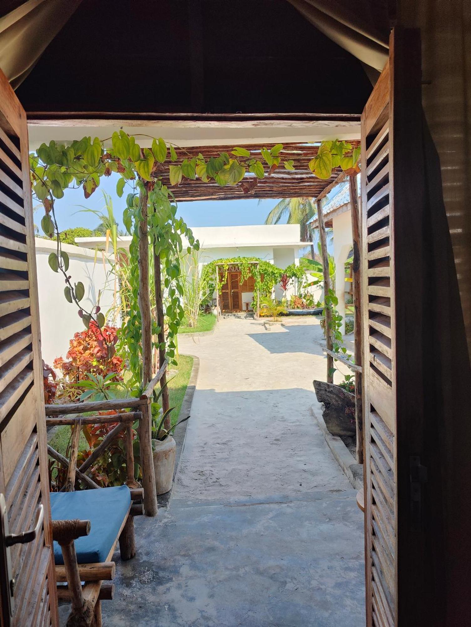 Mafia Island Bungalows Utende Экстерьер фото